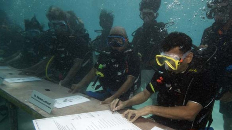 underwater maldives cabinet meeting in 2009 provided by telegraphy image from ap via cbc